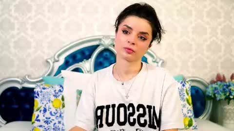 Snapshot of angelmarryy chatting on 07/15/26, 05:23 Natalia online show from 07/15/26, 05:23