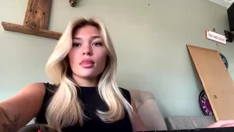 Snapshot of angelrosexx1 chatting on 06/10/26, 11:31 angel online show from 06/10/26, 11:31