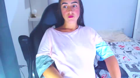 Snapshot of angie_dreamgirl chatting on 02/02/25, 08:51 IG angie dreamgirl01 online show from 02/02/25, 08:51
