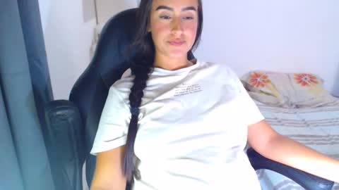 Snapshot of angie_dreamgirl chatting on 02/14/25, 07:33 IG angie dreamgirl01 online show from 02/14/25, 07:33