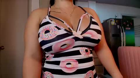 Snapshot of anielli69 chatting on 06/27/26, 11:32 laura online show from 06/27/26, 11:32