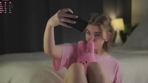 AnishaVivo online show from 12/20/25, 12:12