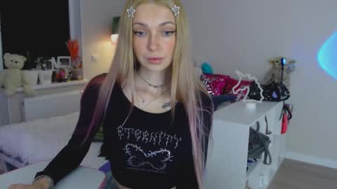 anita_moon_ online show from 10/28/25, 05:37