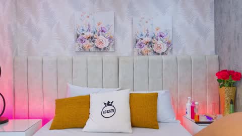 Dania Lpez online show from 10/22/25, 04:13