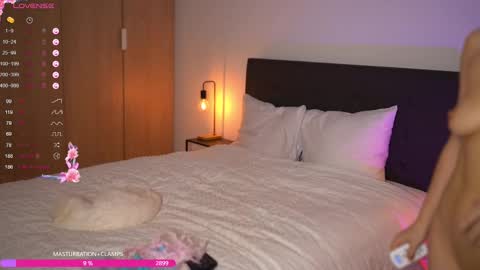 Im Anita thumb up me please its important online show from 03/12/25, 12:20