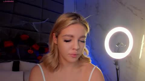 Anna online show from 10/29/25, 01:52