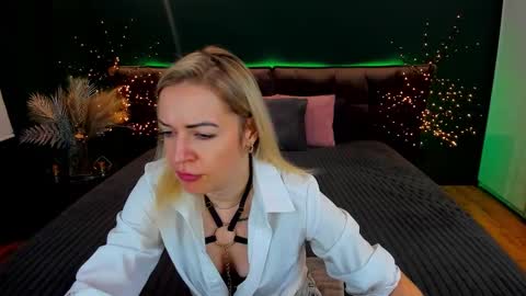 anna_snow9 online show from 09/15/25, 12:05