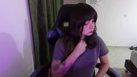 Snapshot of annacrow chatting on 10/12/25, 02:32 Anna online show from 10/12/25, 02:32