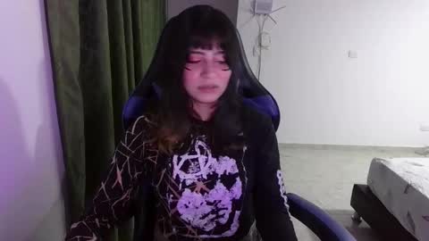 Snapshot of annacrow chatting on 10/14/25, 12:33 Anna online show from 10/14/25, 12:33