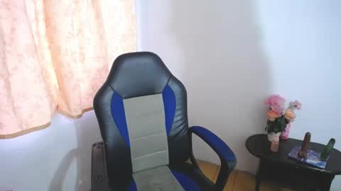 Snapshot of annie_doll1 chatting on 10/08/25, 10:18 Annie3 online show from 10/08/25, 10:18