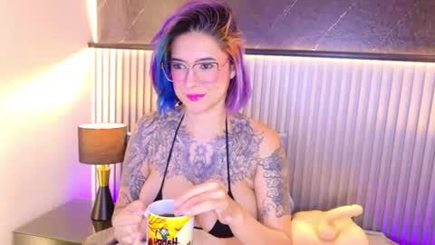 Snapshot of annie_hawk chatting on 07/17/26, 08:32 ANNIE HAWK online show from 07/17/26, 08:32