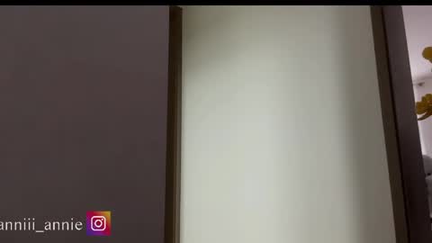 Snapshot of annie_snow_ chatting on 04/21/26, 10:23 JEANNE no olvides seguirme dont forget follow me uu online show from 04/21/26, 10:23