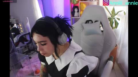 Snapshot of annie_snow_ chatting on 04/22/26, 10:33 JEANNE no olvides seguirme dont forget follow me uu online show from 04/22/26, 10:33