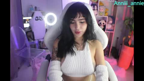 Snapshot of annie_snow_ chatting on 05/15/26, 12:17 JEANNE no olvides seguirme dont forget follow me uu online show from 05/15/26, 12:17