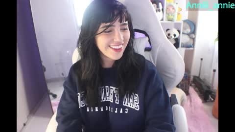 Snapshot of annie_snow_ chatting on 05/21/26, 09:44 JEANNE no olvides seguirme dont forget follow me uu online show from 05/21/26, 09:44