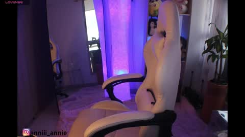 Snapshot of annie_snow_ chatting on 06/01/26, 10:44 JEANNE no olvides seguirme dont forget follow me uu online show from 06/01/26, 10:44