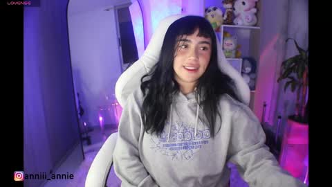 Snapshot of annie_snow_ chatting on 06/08/26, 01:28 JEANNE no olvides seguirme dont forget follow me uu online show from 06/08/26, 01:28