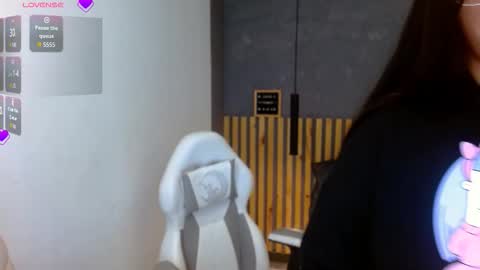 Annie Volker online show from 11/17/25, 03:34