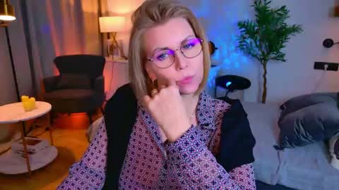 Annie online show from 04/25/26, 01:41