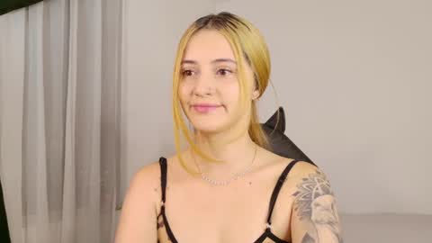 Snapshot of anniemora_ chatting on 06/25/26, 02:11 Annie online show from 06/25/26, 02:11