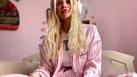 Snapshot of annrosy chatting on 06/19/26, 07:34 Hello my name is Kate online show from 06/19/26, 07:34