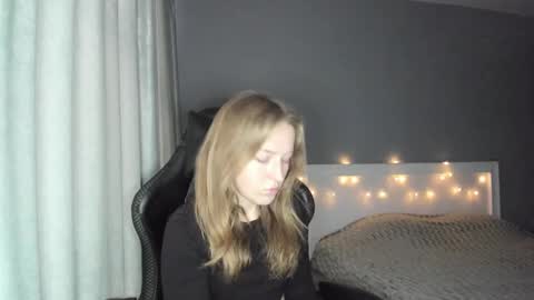 Snapshot of annyfourse chatting on 12/24/24, 10:55 AnnyFourse online show from 12/24/24, 10:55