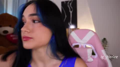 Snapshot of annyhizzle chatting on 05/19/26, 04:19 online show from 05/19/26, 04:19