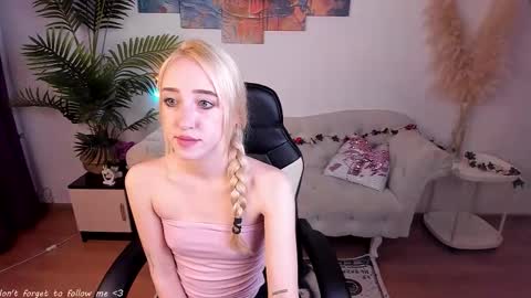 Snapshot of anorababy chatting on 10/15/25, 08:14 Anora online show from 10/15/25, 08:14