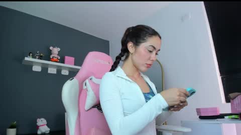 Snapshot of antonella_28_ chatting on 06/19/26, 12:37 Antonella online show from 06/19/26, 12:37