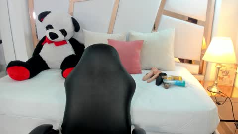 Snapshot of antonella_moon7 chatting on 02/19/26, 03:35 Antonella Moon 7 online show from 02/19/26, 03:35