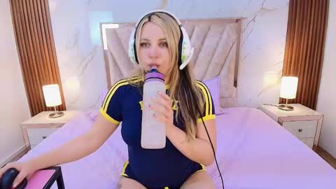 My name is Andrea  thumb up me please its important online show from 01/05/26, 10:24