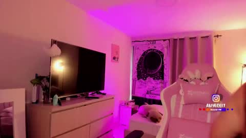   Independent model  online show from 11/08/25, 07:01