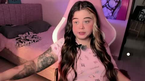   Independent model  online show from 05/13/26, 07:00