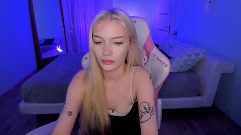 Anya online show from 11/22/25, 02:32