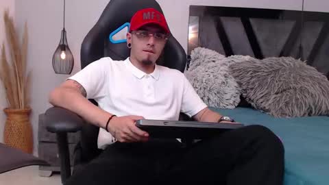 Snapshot of apolo_lopez chatting on 10/16/25, 04:41 Apolo online show from 10/16/25, 04:41