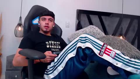 Snapshot of apolo_lopez chatting on 10/17/25, 04:20 Apolo online show from 10/17/25, 04:20