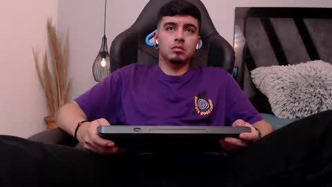 Snapshot of apolo_lopez chatting on 10/18/25, 03:57 Apolo online show from 10/18/25, 03:57