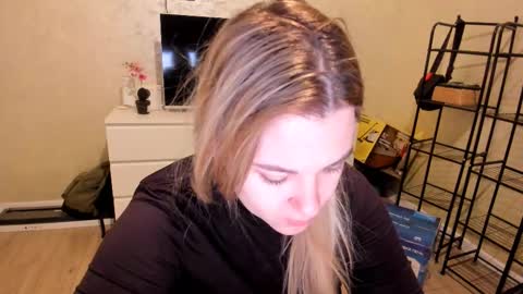 appleyummybuns online show from 11/17/25, 04:07