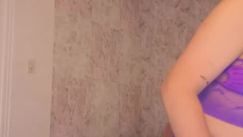 Snapshot of april_summer_ chatting on 05/04/26, 10:17 Isabella online show from 05/04/26, 10:17