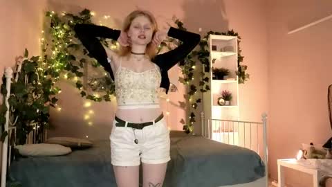 Snapshot of aprilgreeen chatting on 04/19/26, 08:44 Hazy online show from 04/19/26, 08:44