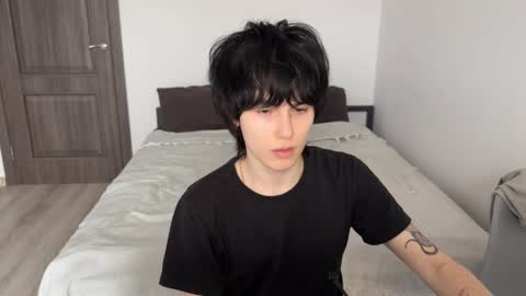 Snapshot of ar1zze chatting on 04/07/26, 01:44 zik and kris online show from 04/07/26, 01:44