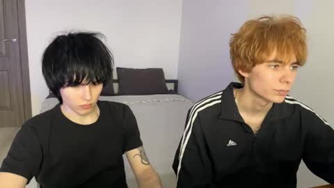 Snapshot of ar1zze chatting on 04/23/26, 02:19 zik and kris online show from 04/23/26, 02:19