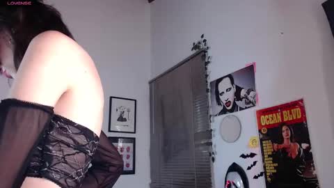 Snapshot of arabella_stone chatting on 03/11/25, 02:32 Arabella online show from 03/11/25, 02:32