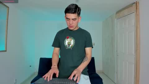 Snapshot of ares_johnsonn chatting on 10/03/25, 04:15 Ares online show from 10/03/25, 04:15