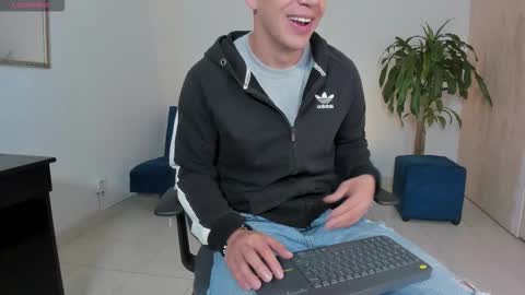 Snapshot of ares_johnsonn chatting on 10/14/25, 03:24 Ares online show from 10/14/25, 03:24