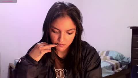 Snapshot of ari_20_ chatting on 06/15/26, 04:31 Bella online show from 06/15/26, 04:31