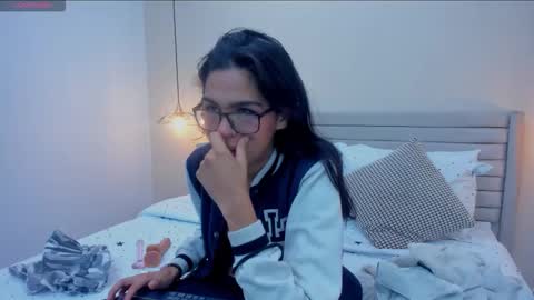 Snapshot of ari_cooper_ chatting on 12/02/25, 12:43 Ara online show from 12/02/25, 12:43