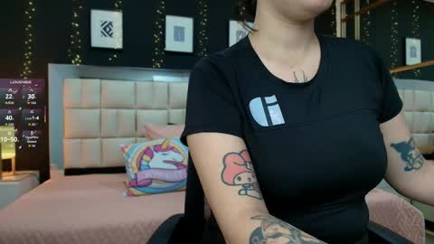Snapshot of aria_bloomer chatting on 05/25/26, 11:38 Ari online show from 05/25/26, 11:38