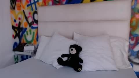 Snapshot of aria_martiin chatting on 12/04/24, 11:30 aria online show from 12/04/24, 11:30