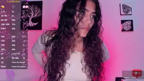 Snapshot of ariadna_tr chatting on 11/26/25, 10:22 Ari online show from 11/26/25, 10:22